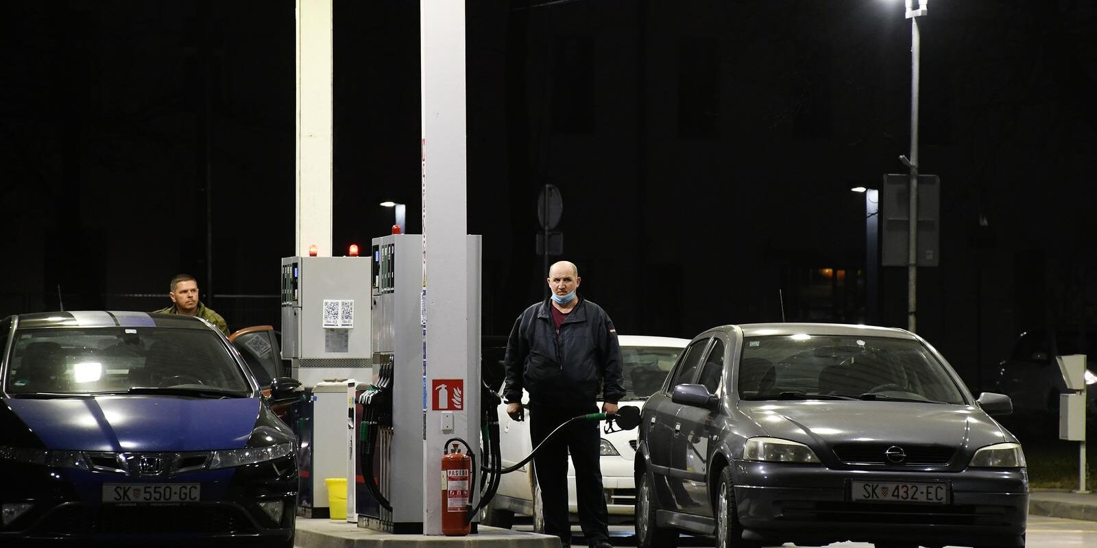 Gužve na benzinskim postajama zbog sutrašnjeg rasta cijena goriva