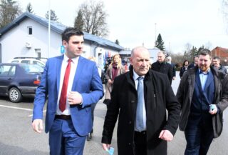 Glina: Tomislav Medved i župan Ivan Celjak obišli su radove  na obnovi Doma za starije i  Dom zdravlja