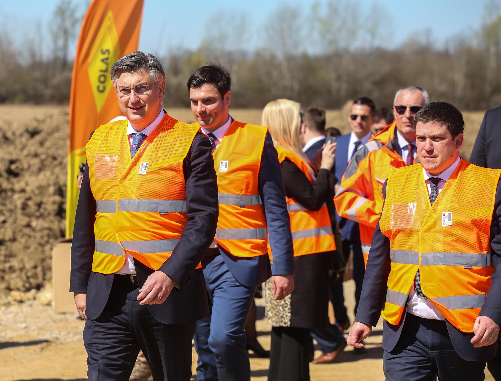 Sisak: Premijer Plenković obišao je gradilište novog mosta preko rijeke Odre