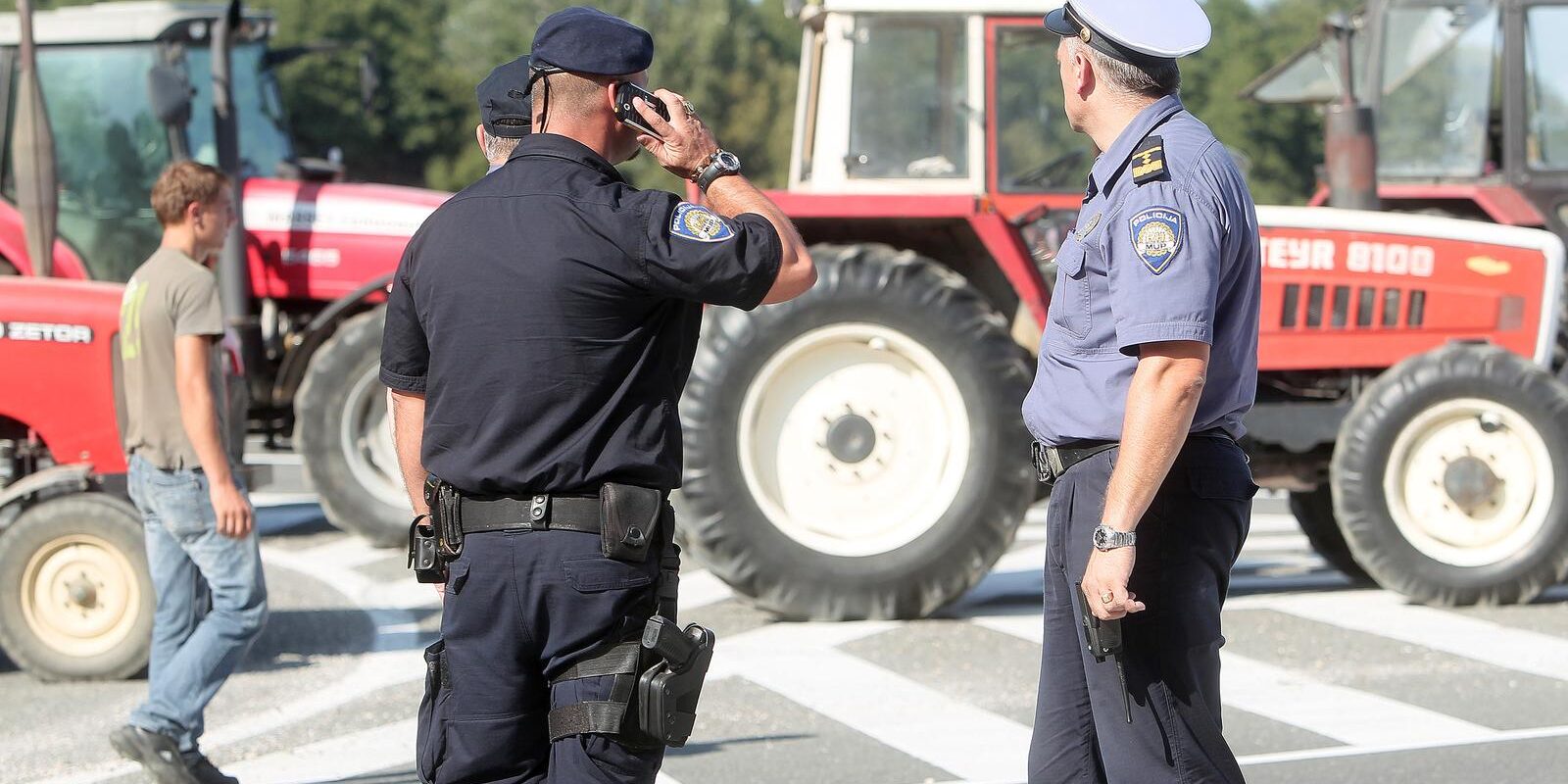 traktor policija