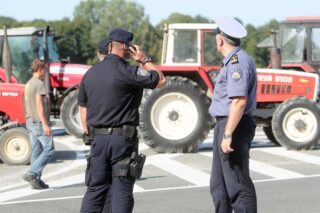 traktor policija