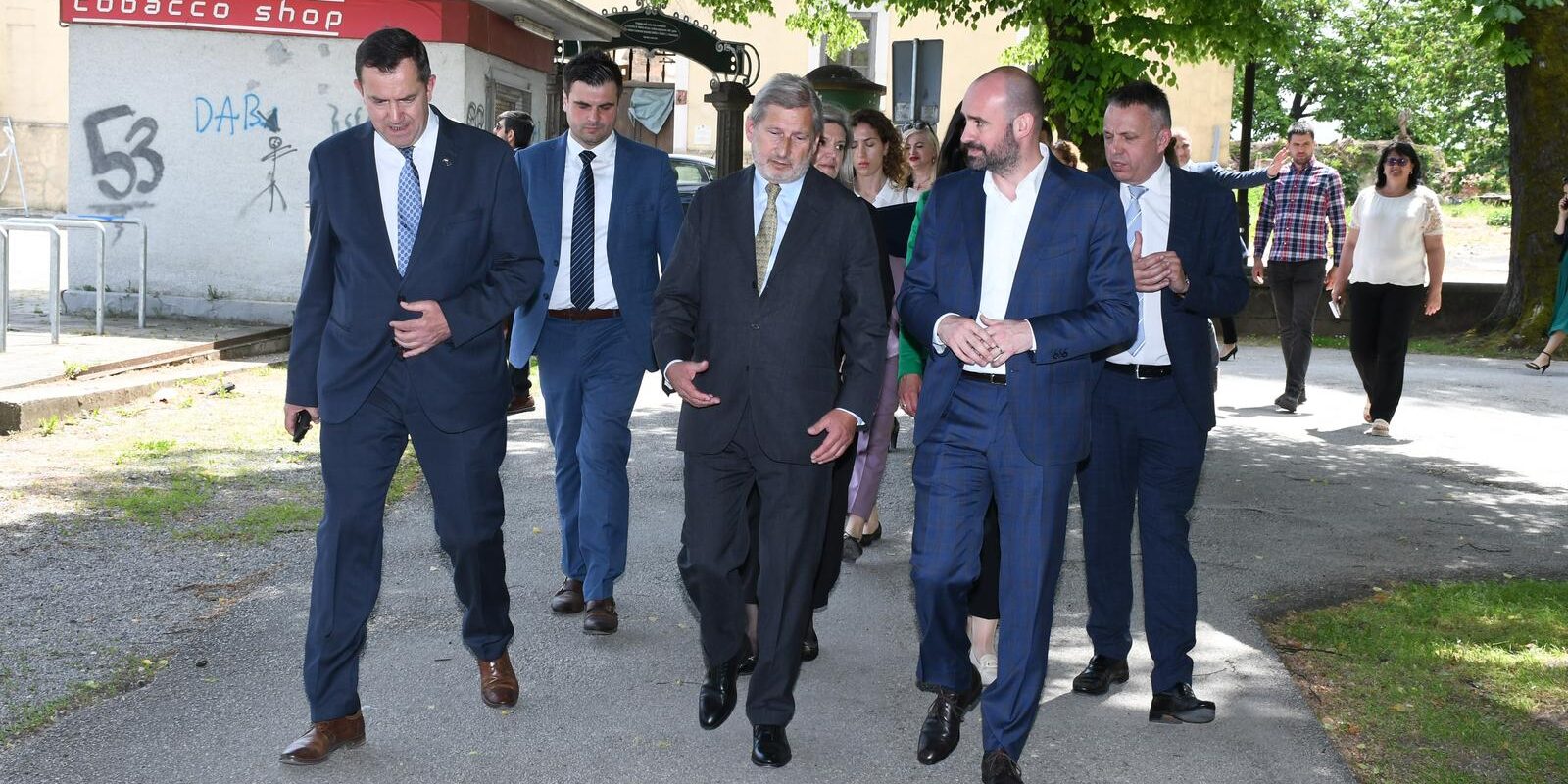 Povjerenik EK Johannes Hahn obišao je nekoliko lokacija na području Petrinje