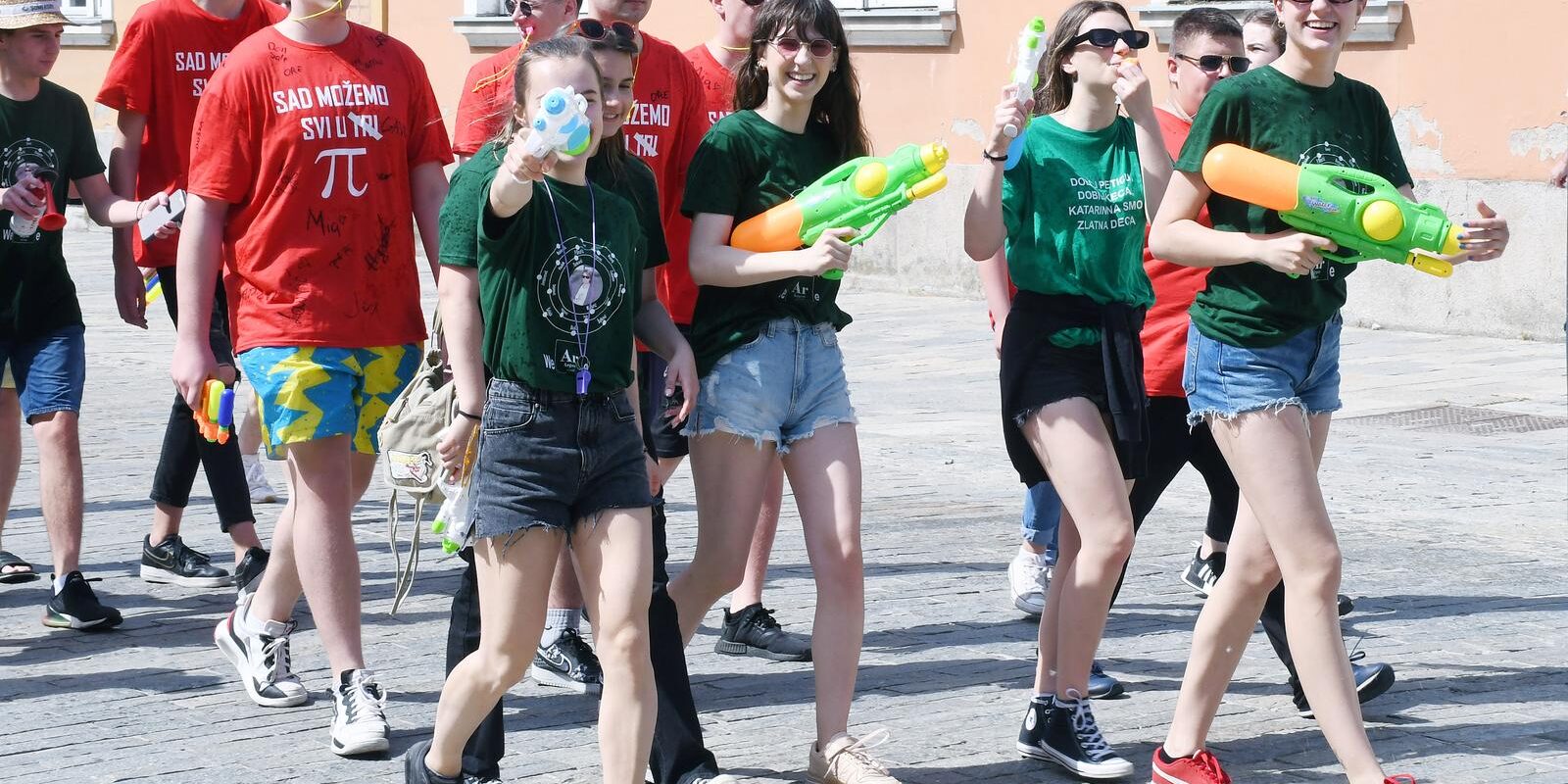 Sisak: Šetnjom gradskim ulicama maturanti se oprostili od srednjoškolskog obrazovanja