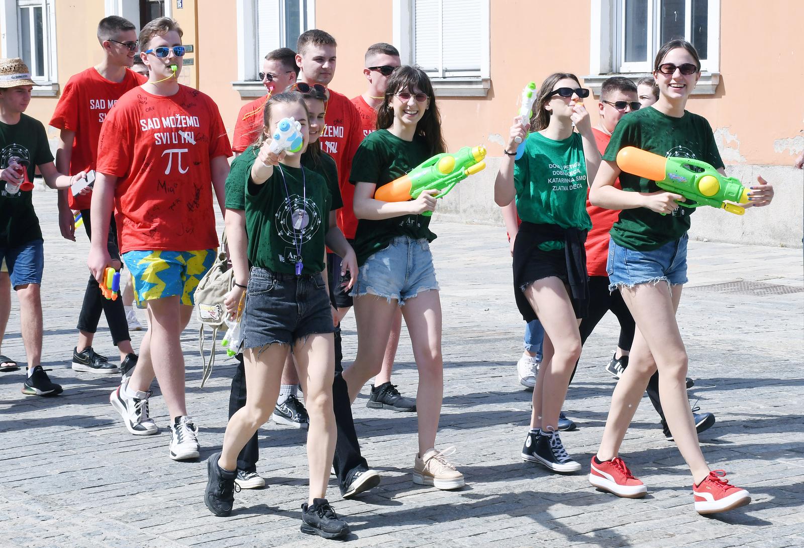 Sisak: Šetnjom gradskim ulicama maturanti se oprostili od srednjoškolskog obrazovanja