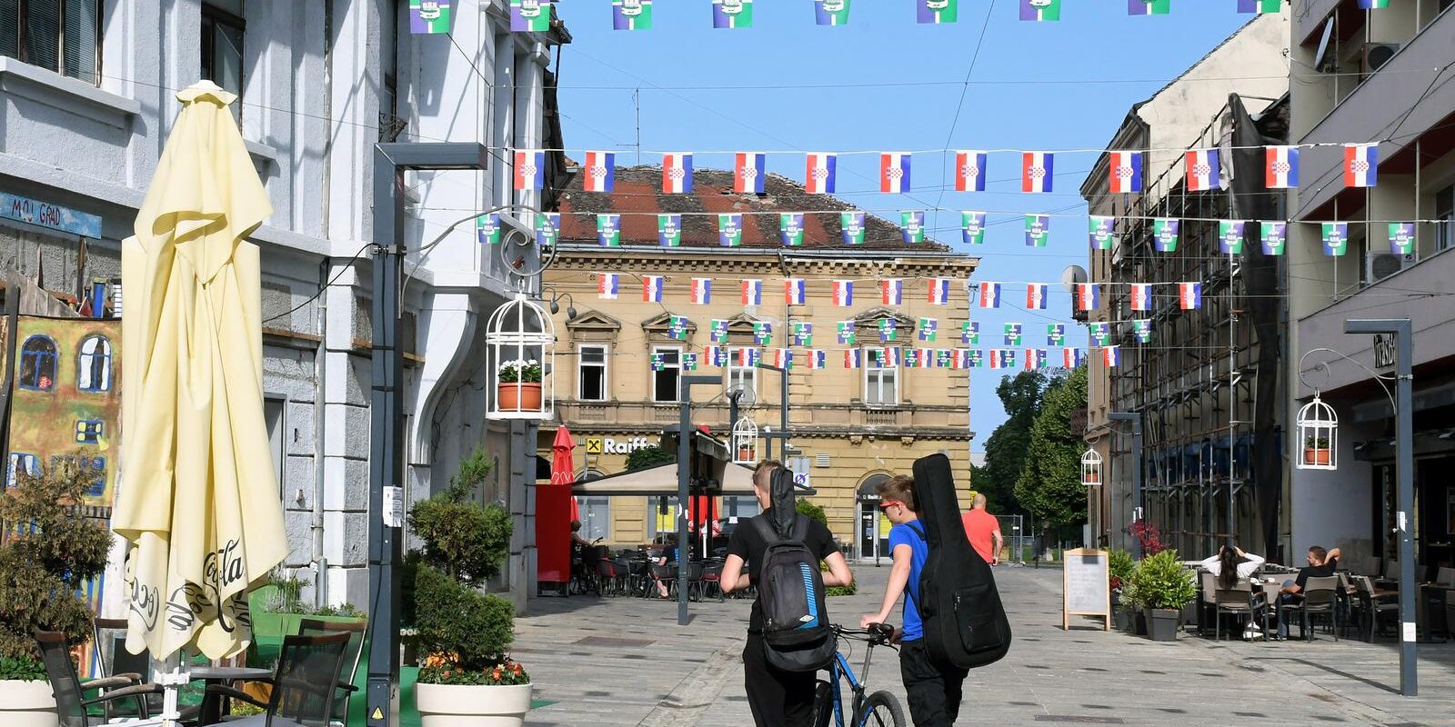 Gradske ulice ukrašene zastavicama uoči proslave Dana grada Siska