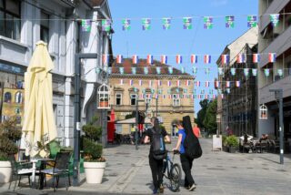 Gradske ulice ukrašene zastavicama uoči proslave Dana grada Siska