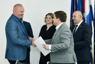 Petrinja: Butković i Medved uručili ugovore za vraćanje u ispravno stanje infrastrukture i pogona u području prijevoza oštećenih u potresu