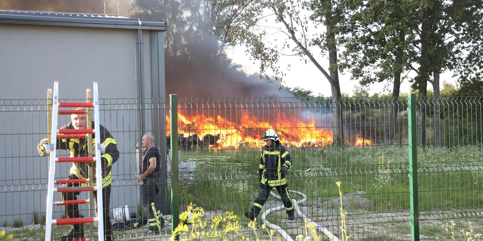 U Novom Pračnu izbio požar u hali za obradu otpada