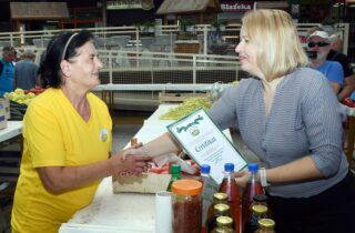 Sisak: Gradonačelnica Ikić-Baniček uručila certifikate OPG-ovima na gradskoj tržnici