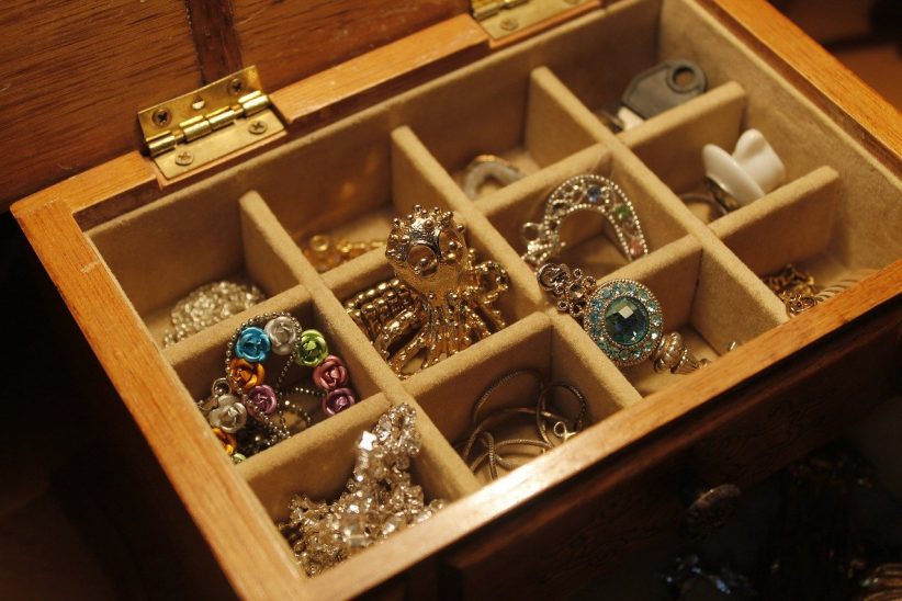 jewels-1090711_1280-822×548