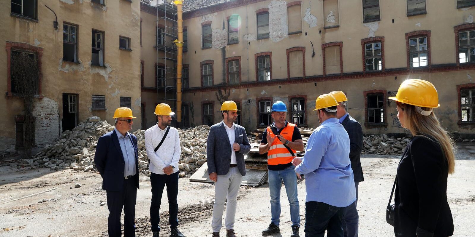 Počela je konstrukcijska obnova bivše vojarne u Sisku, radove je obišao župan Celjak