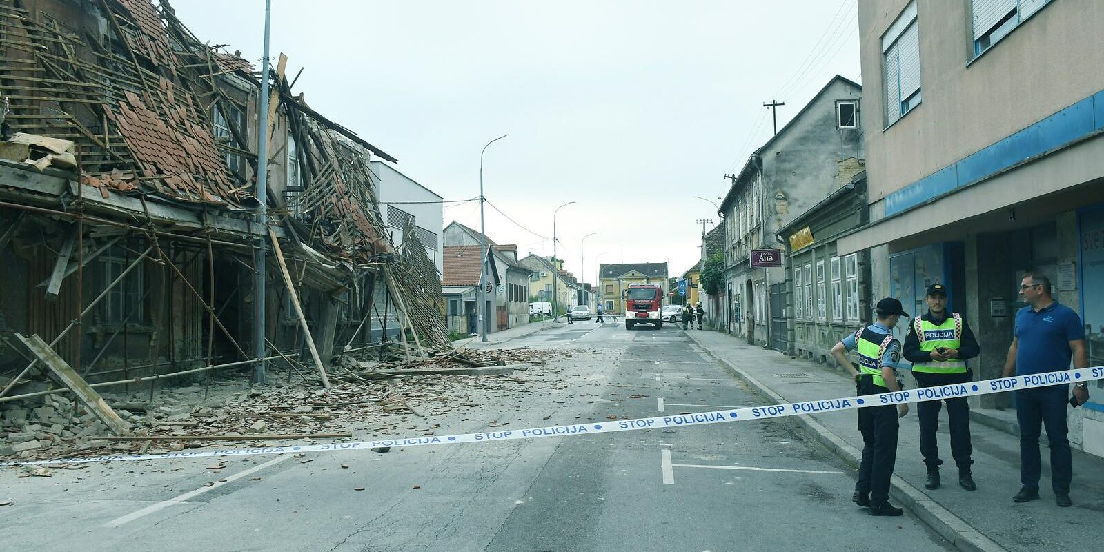 Urušio se krov na zgradi u centru Siska