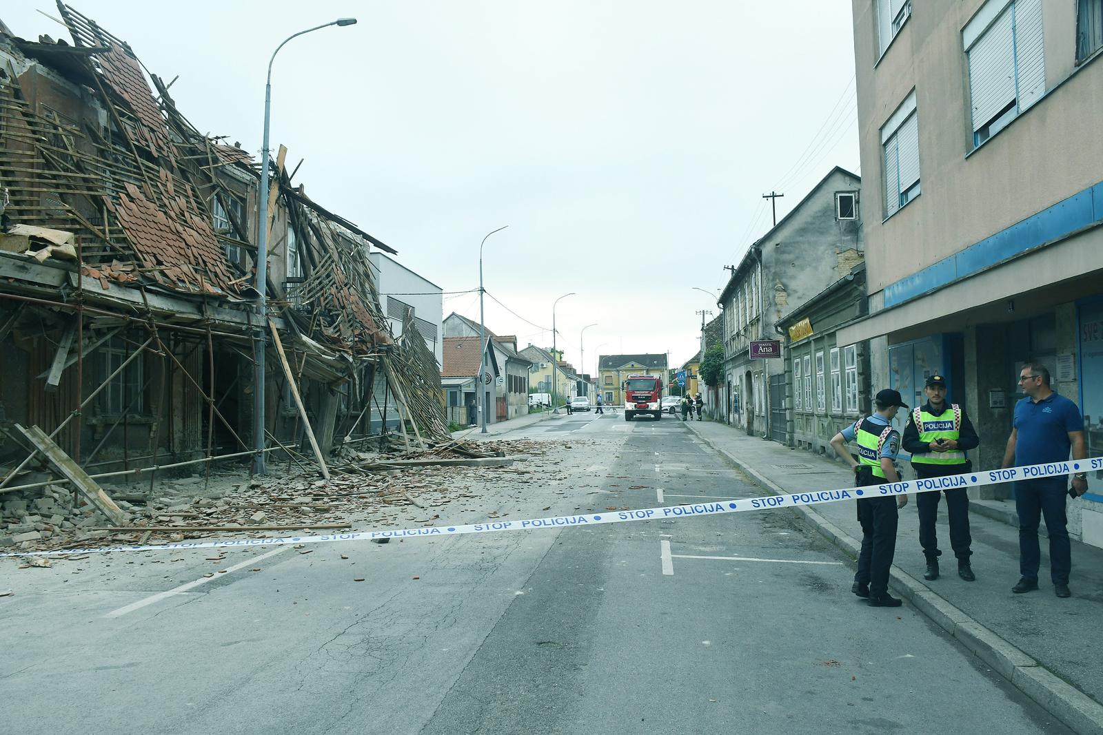 Urušio se krov na zgradi u centru Siska