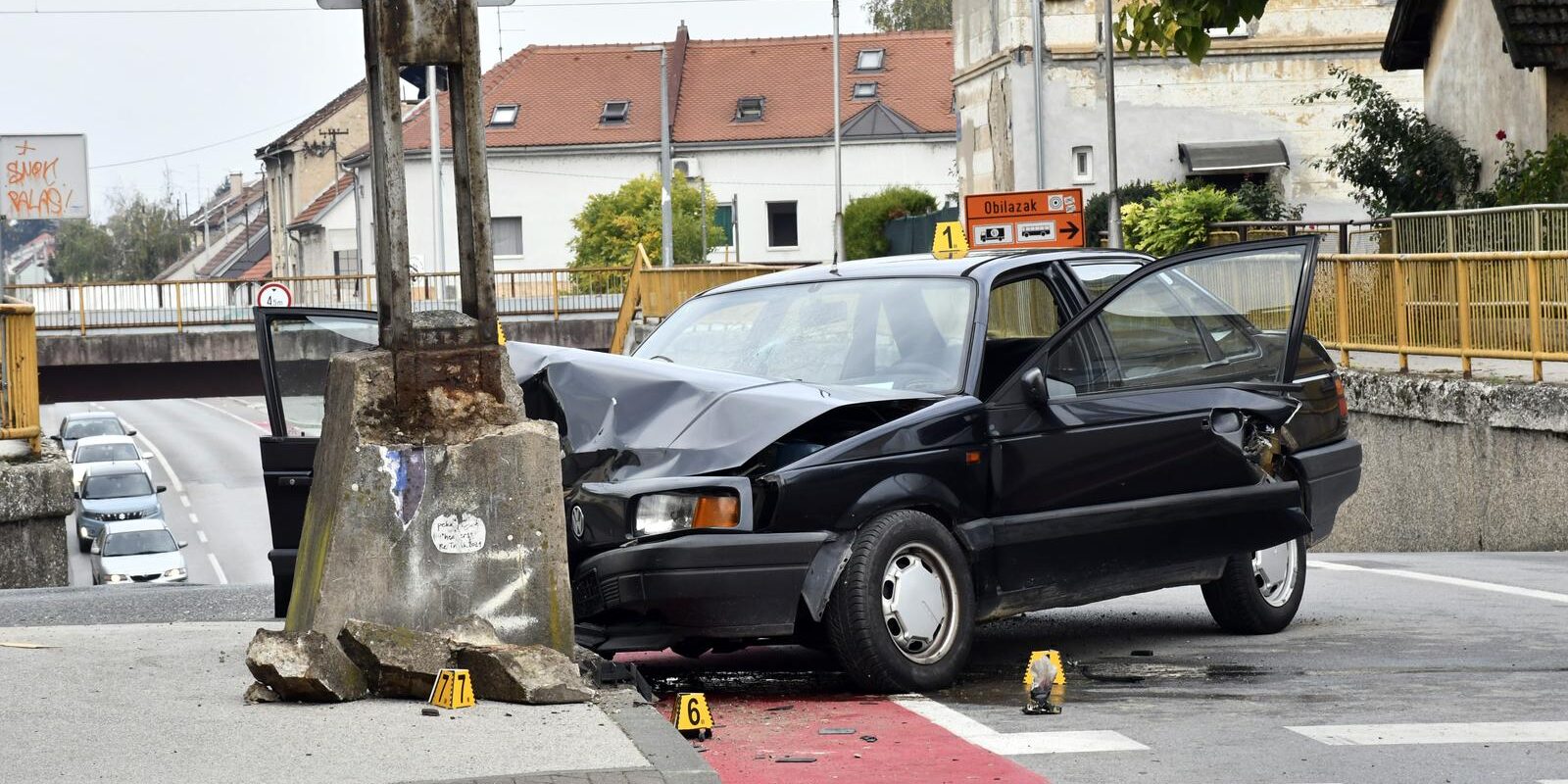 Sisak: Vozač VW Passata zabio se u stup električne rasvjete u ulici Franje Lovrića