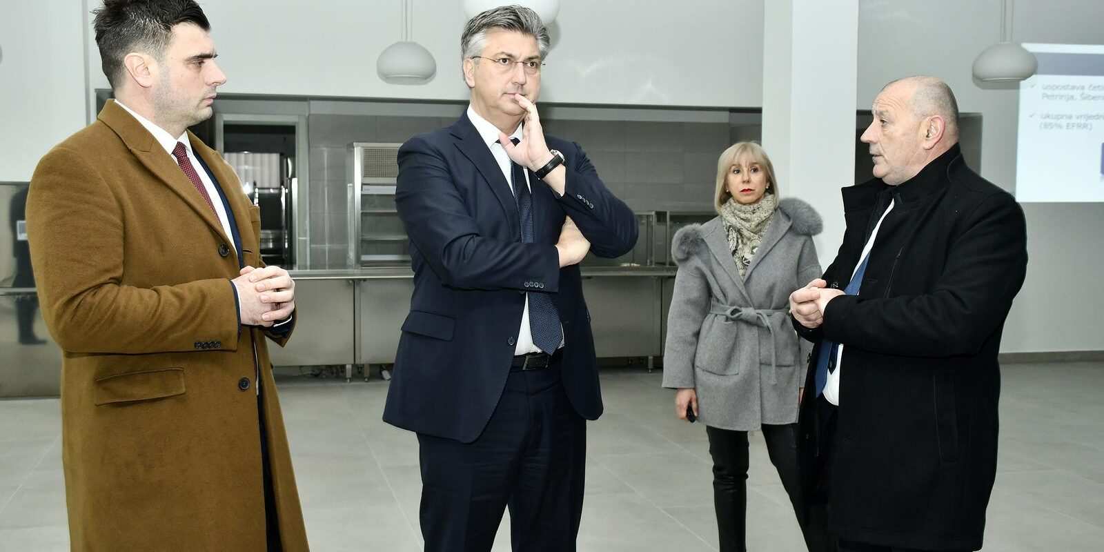 Premijer Plenković u Petrinji obišao kuću u izgradnji te uručio niz ugovora i sporazuma
