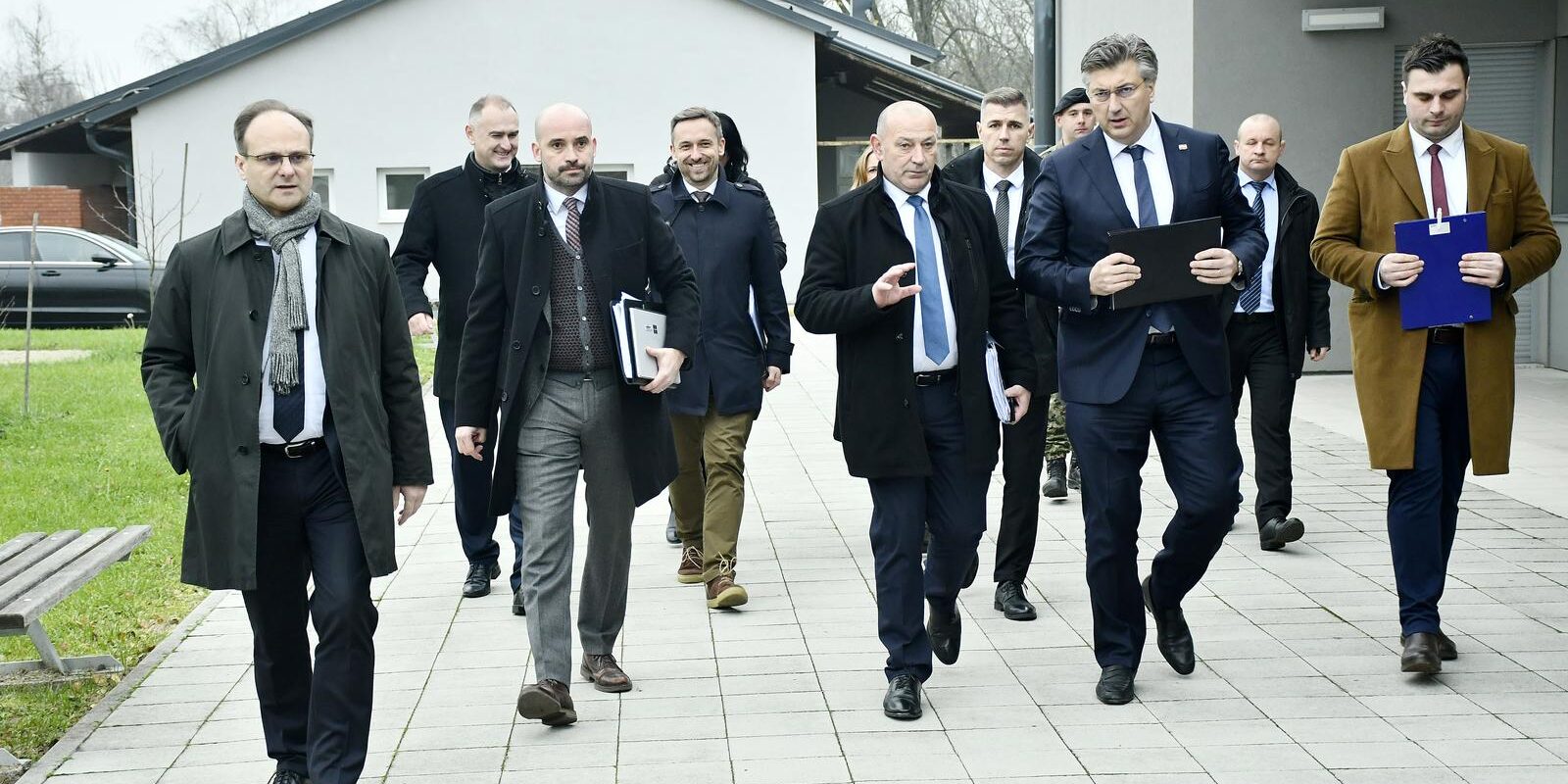 Premijer Plenković u Petrinji obišao kuću u izgradnji te uručio niz ugovora i sporazuma