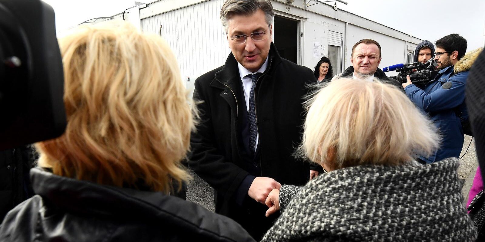 Petrinja: Premijer Plenković sa suradnicima obišao stambeno kontejnersko naselje