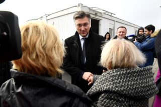 Petrinja: Premijer Plenković sa suradnicima obišao stambeno kontejnersko naselje