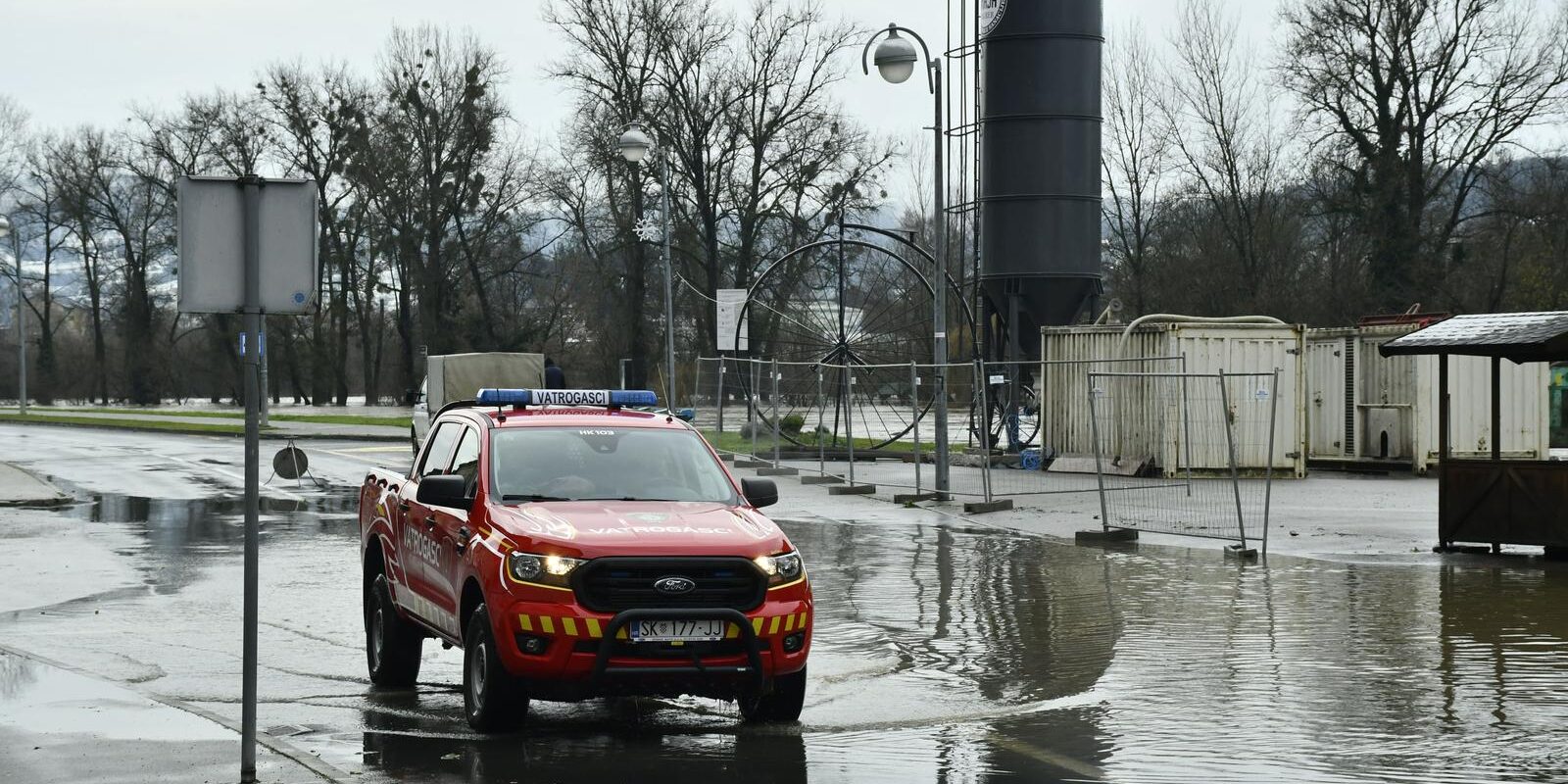 Dio Hrvatske Kostajnice pod vodom, izlila se rijeka Una