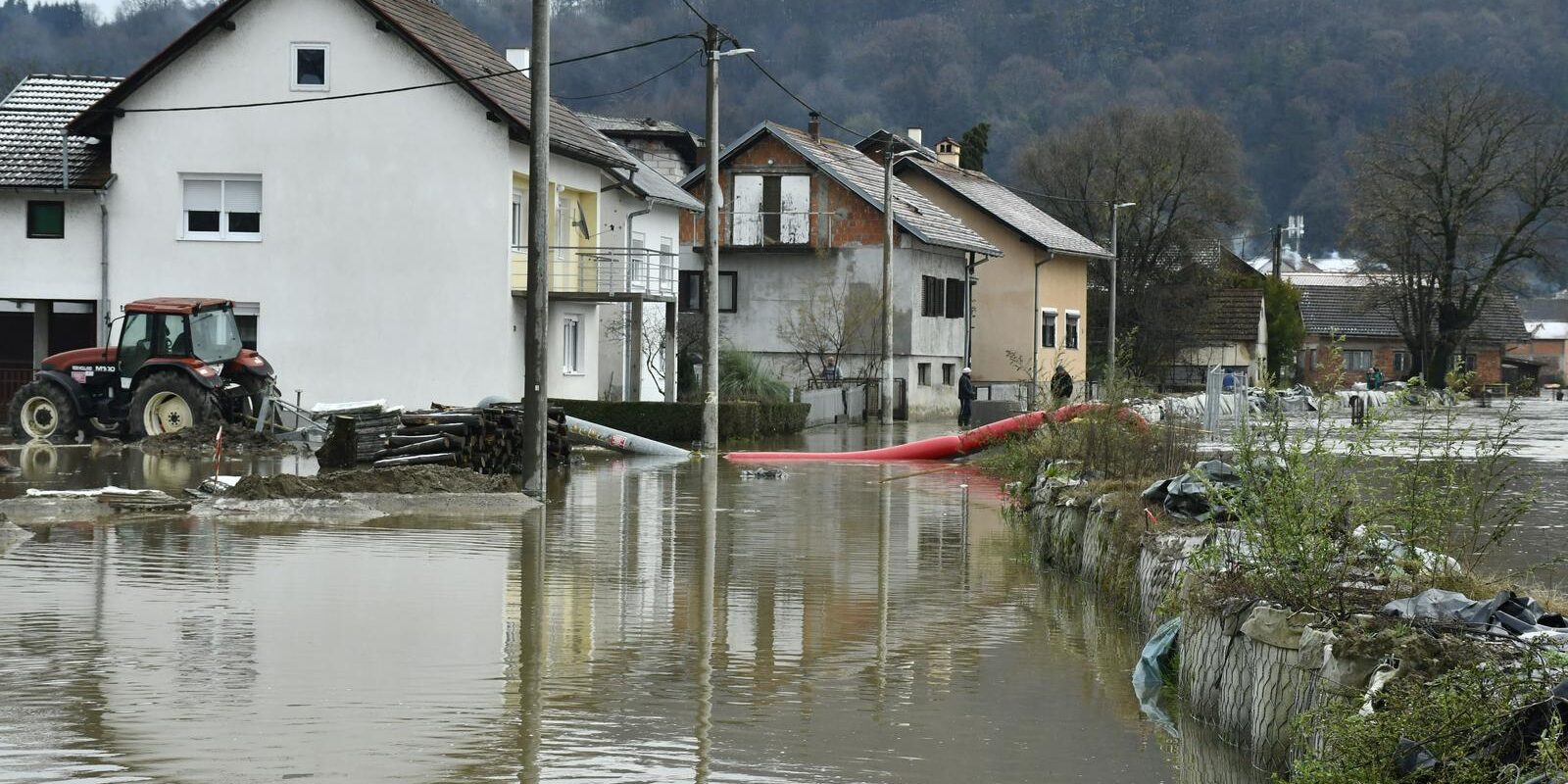 Dio Hrvatske Kostajnice pod vodom, izlila se rijeka Una