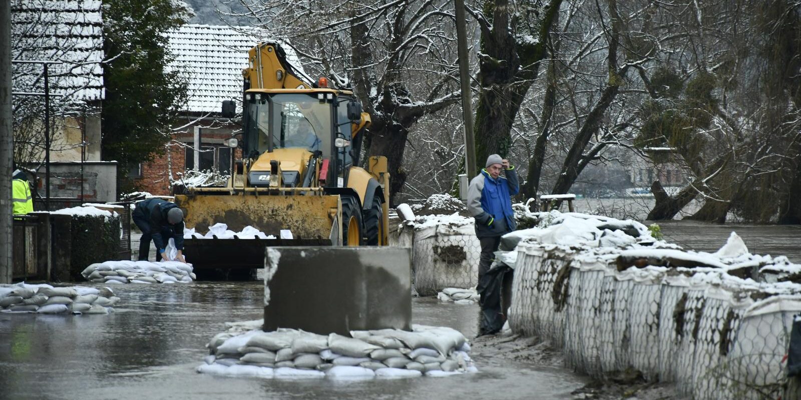 Hrvatska Kostajnica: Visok vodostaj rijeke Une povećava rizik od poplava
