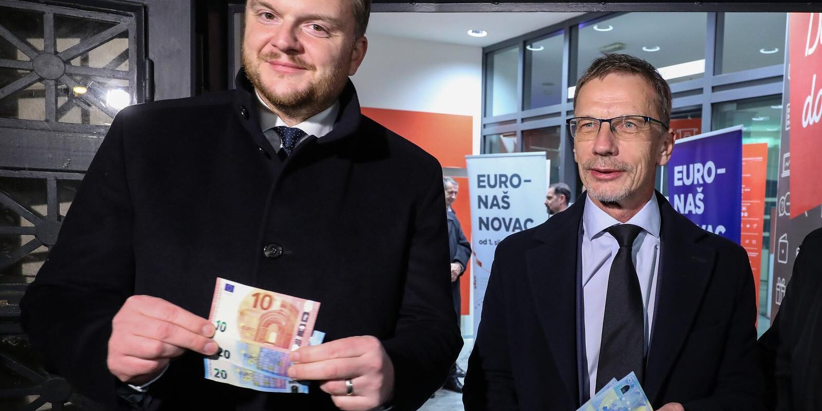 Ministar Primorac i guverner Vujčić na bankomatu podignuli eure