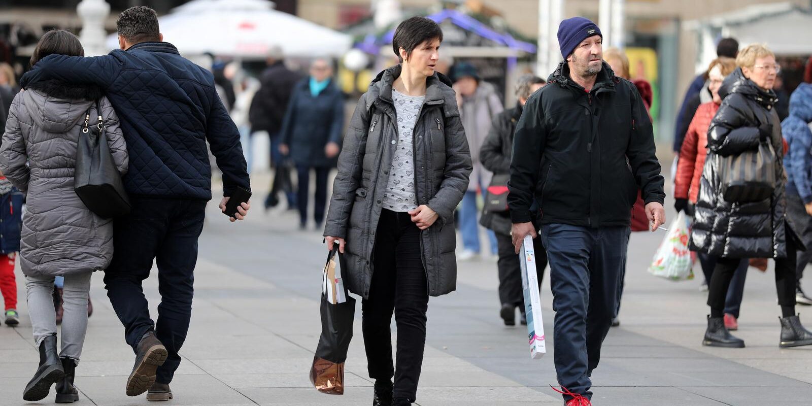 Zagreb: Veliki broj građana iskoristio je toplo vrijeme i prošetao gradom
