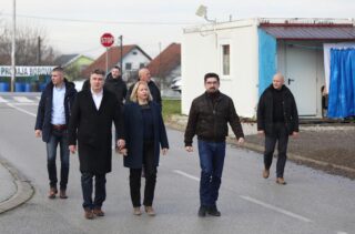 Zoran Milanović stigao u Sisak, prvo je posjetio kontejnersko naselje