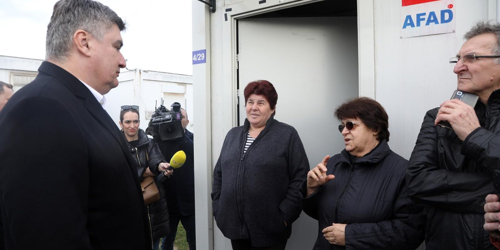 Predsjednik Milanović obišao je stambeno kontejnersko naselje u Petrinji i susreo se sa stanarima