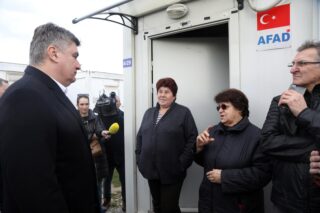 Predsjednik Milanović obišao je stambeno kontejnersko naselje u Petrinji i susreo se sa stanarima