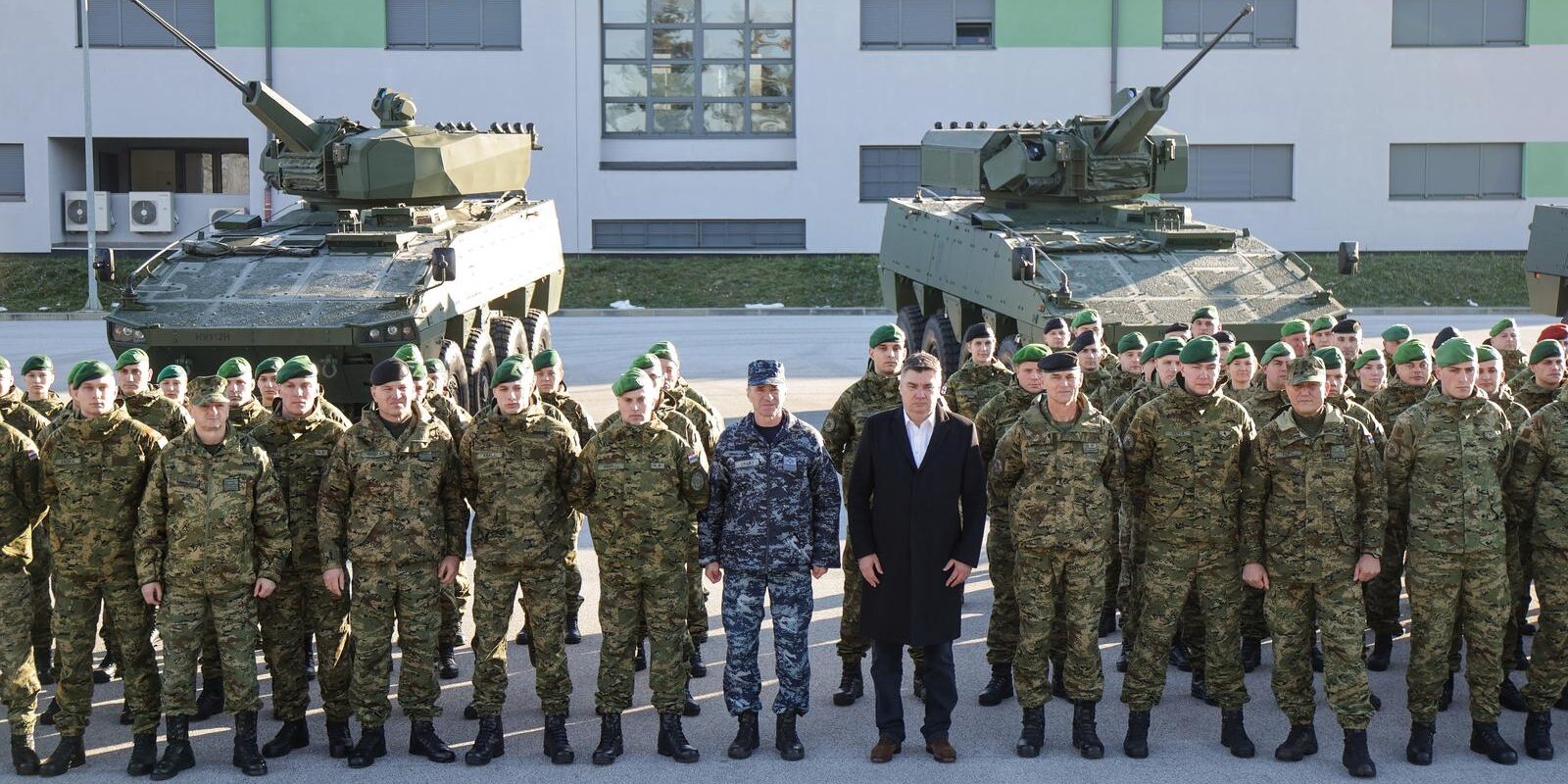 Petrinja:  Predsjednik Zoran Milanović sudjelovao na svečanom ispraćaju 3. hrvatskog kontingenta