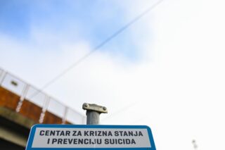 Željeznička pruga, učestalo mjesto suicida, s kontaktom za njegovu prevenciju