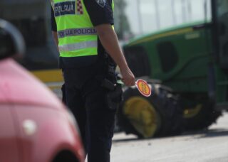 policija palica traktor