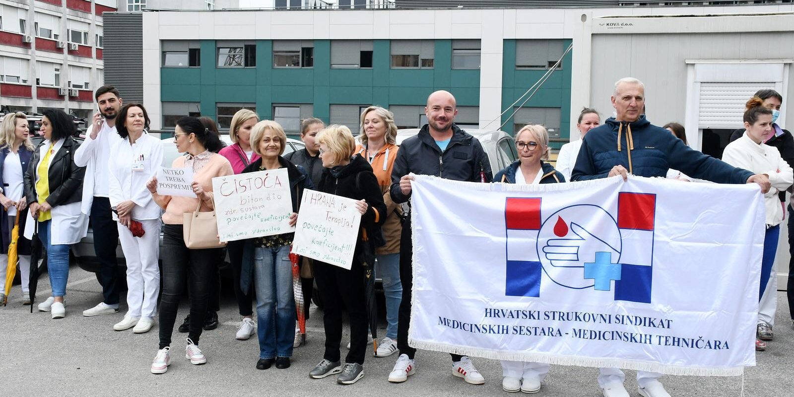 Sisak: Prosvjed medicinskih sestara i tehničara ispred Opće bolnice Sisak