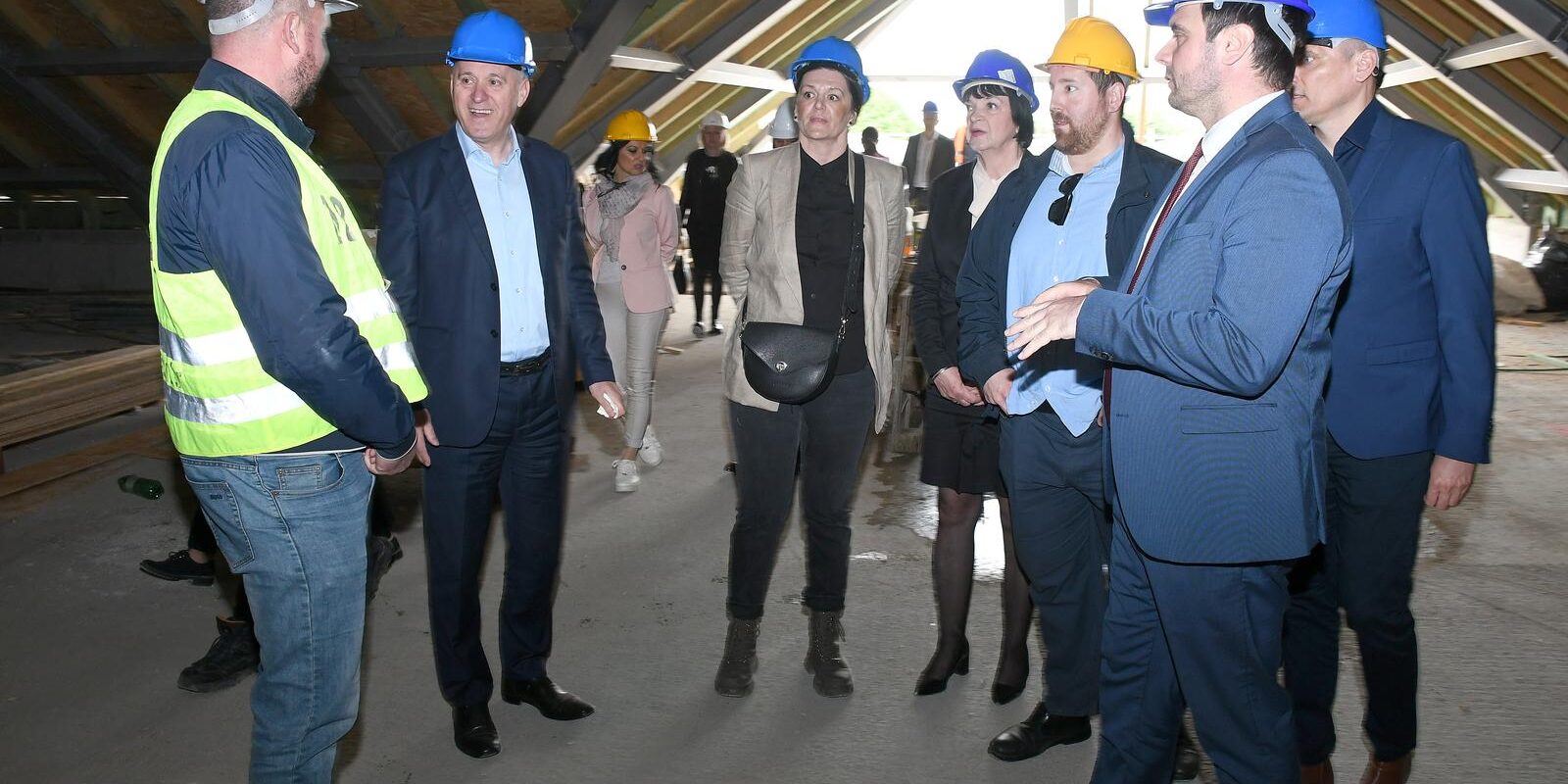 Sisak: Ministar Bačić obišao radove na obnovi Gimnazije i Učeničkog doma