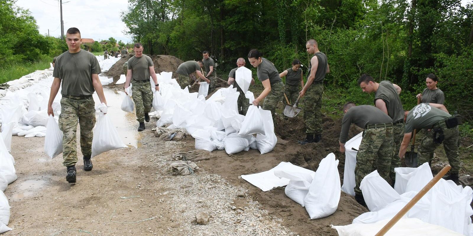 Nova Drenčina: Stotinjak pripadnika Hrvatske vojske učvršćuje kupski nasip
