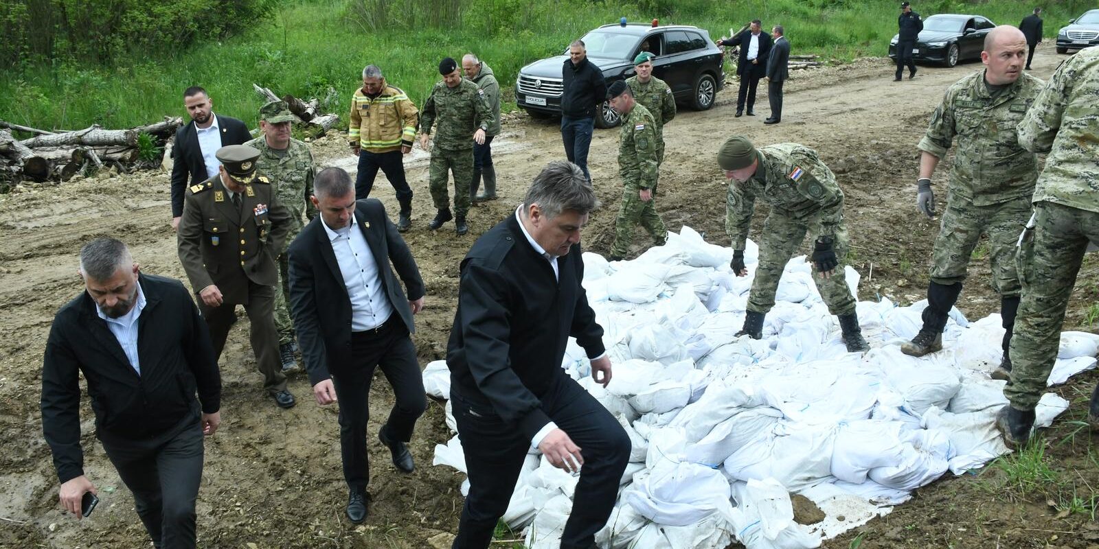 Brest Pokupski: Zoran Milanović obišao vojsku koja pomaže u obrani od poplave