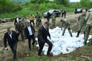 Brest Pokupski: Zoran Milanović obišao vojsku koja pomaže u obrani od poplave