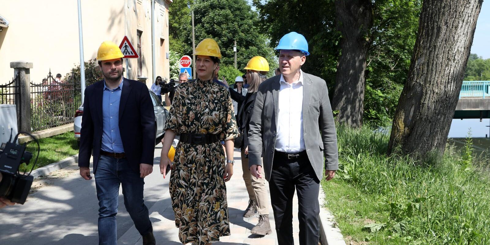 Petrinja: Ministar Bačić u pratnji gradonačelnice Komes obišao radove te klizišta koja se saniraju