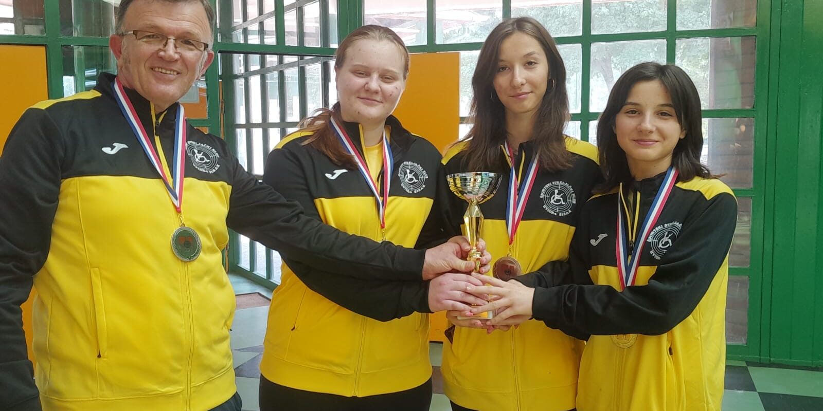 Srebrne juniorke s trenerom