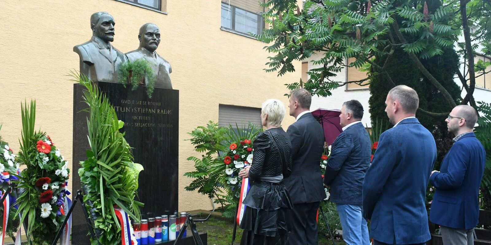 Trebarjevo Desno: Položeni vijenci ispred rodne kuće braće Radić povodom obilježavanja Dana županije