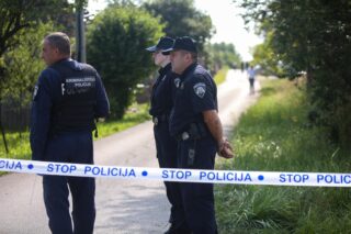 Sisak: Policija obavlja očevid na mjestu sinoćne pucnjave