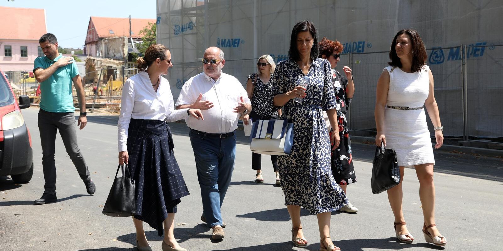 Petrinja: Ministrica Obuljen nakon sastanka s gradonačelnicom obišla je radove na obnovi zgrada