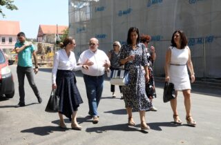 Petrinja: Ministrica Obuljen nakon sastanka s gradonačelnicom obišla je radove na obnovi zgrada
