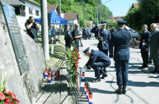 Hrvatska Kostajnica: Obilježavanje 32. obljetnica pogibije trinaestorice hrvatskih redarstvenika