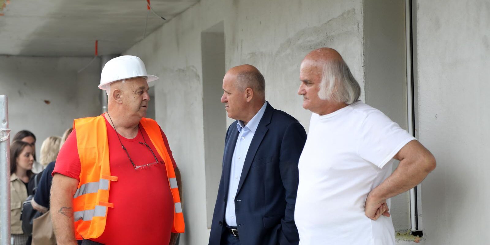 Branko Bačić obišao je  gradilišta zamjenskih obiteljskih kuća u Glini