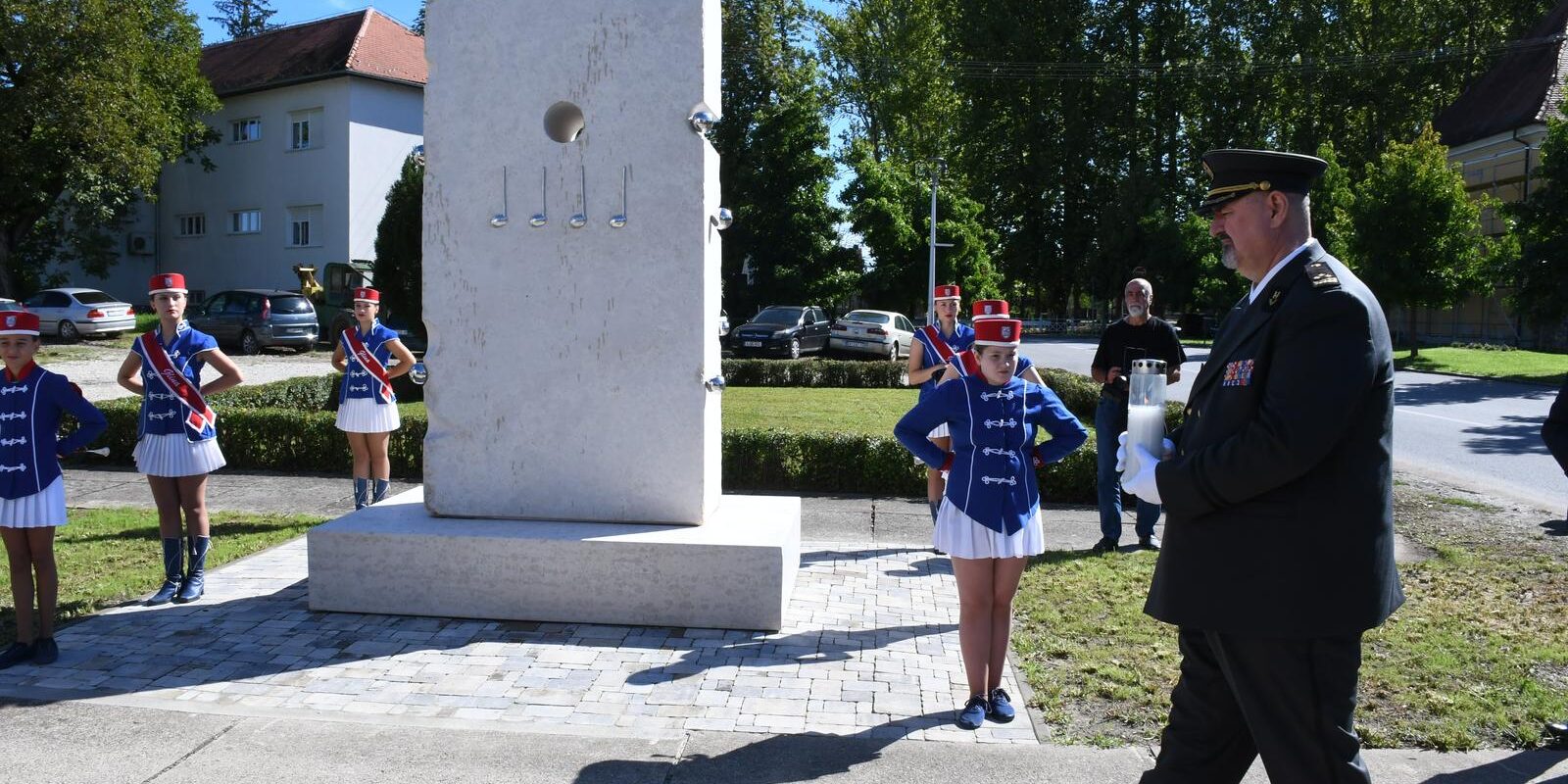 Ispred policijske postaje Glina svečano otkriven “Spomenik Domovini”