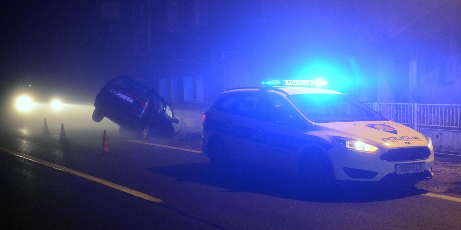 Du�ica: Automobil sletio s ceste i zavr�io u kanalu