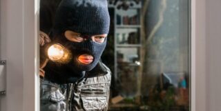 Burglars-Reveal-What-Makes-Your-Home-An-Easy-Target-640×321