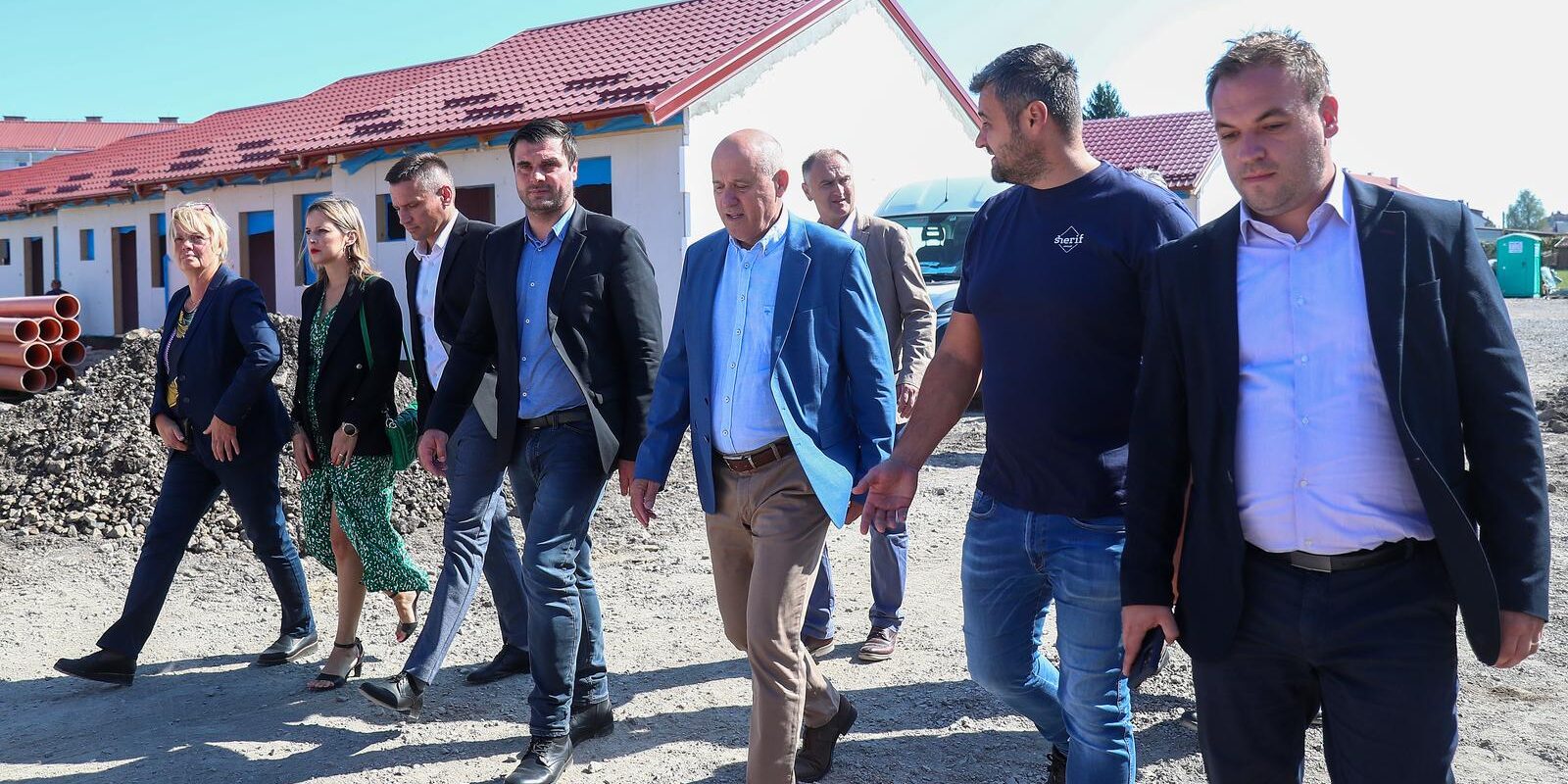 Glina: Ministar Bačić obišao gradilište drvenih kuća